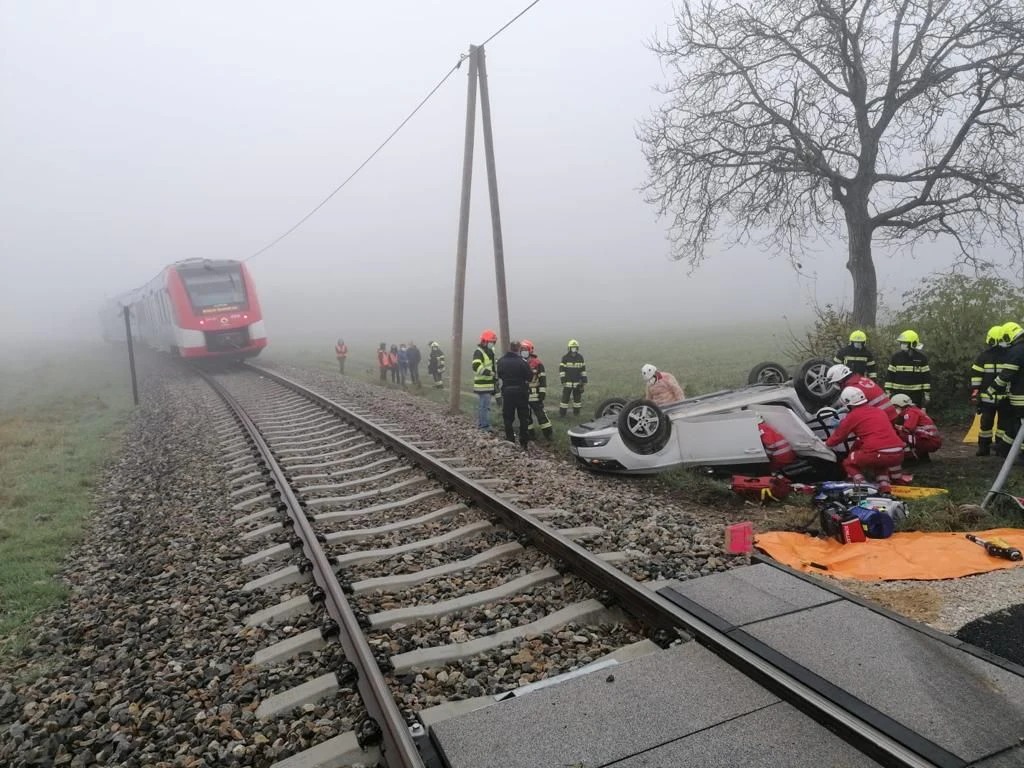 Pkw krachte gegen Zug.