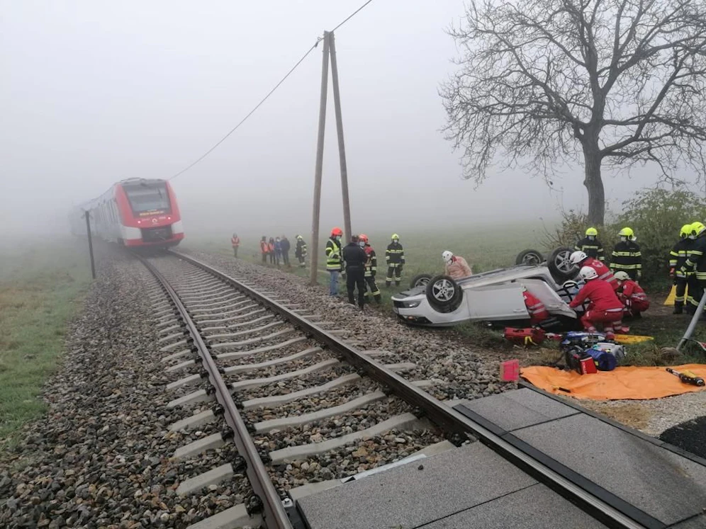 Pkw krachte gegen Zug.
