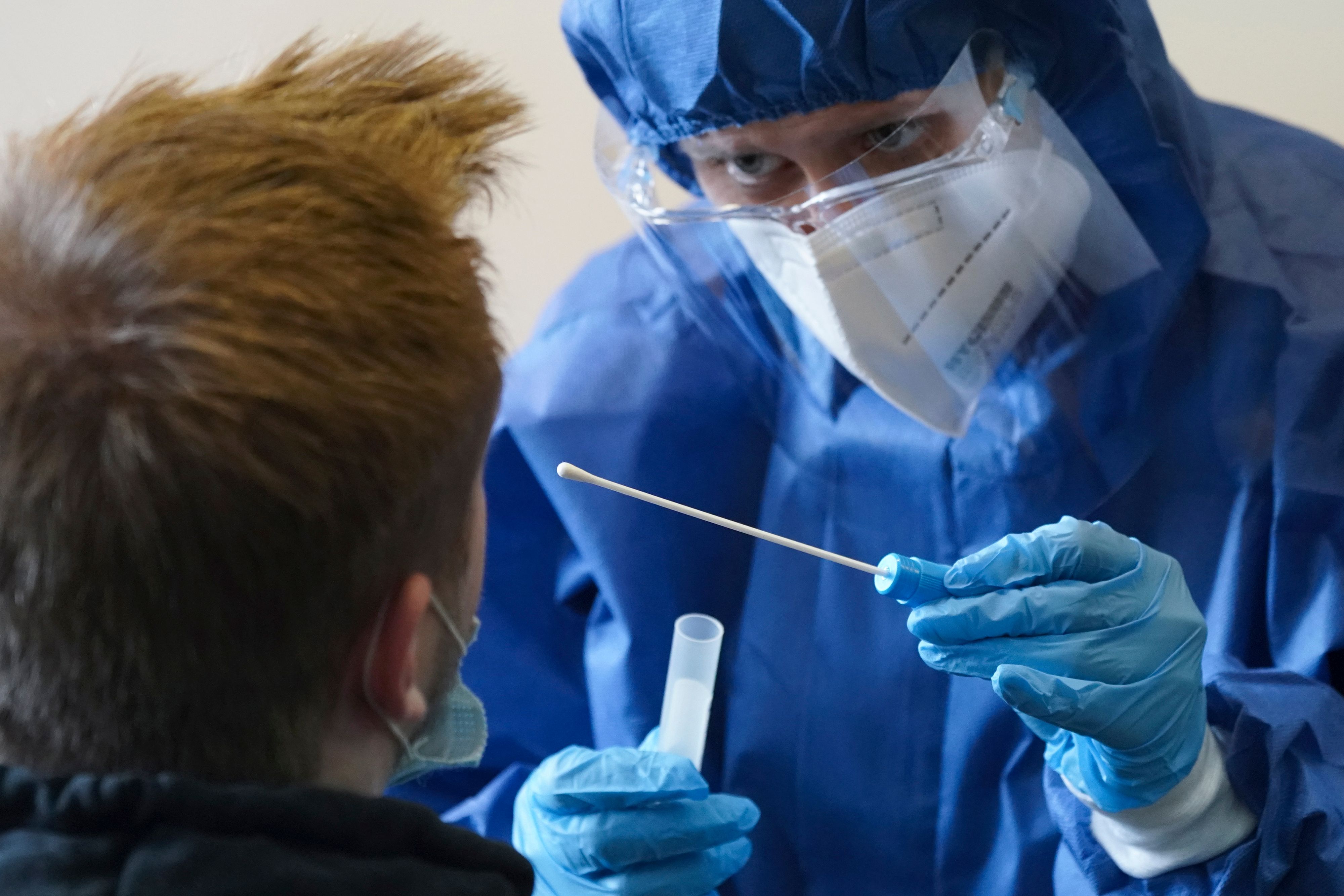 Die Zahl der positiven Coronatests ist weiter besorgniserregend hoch.