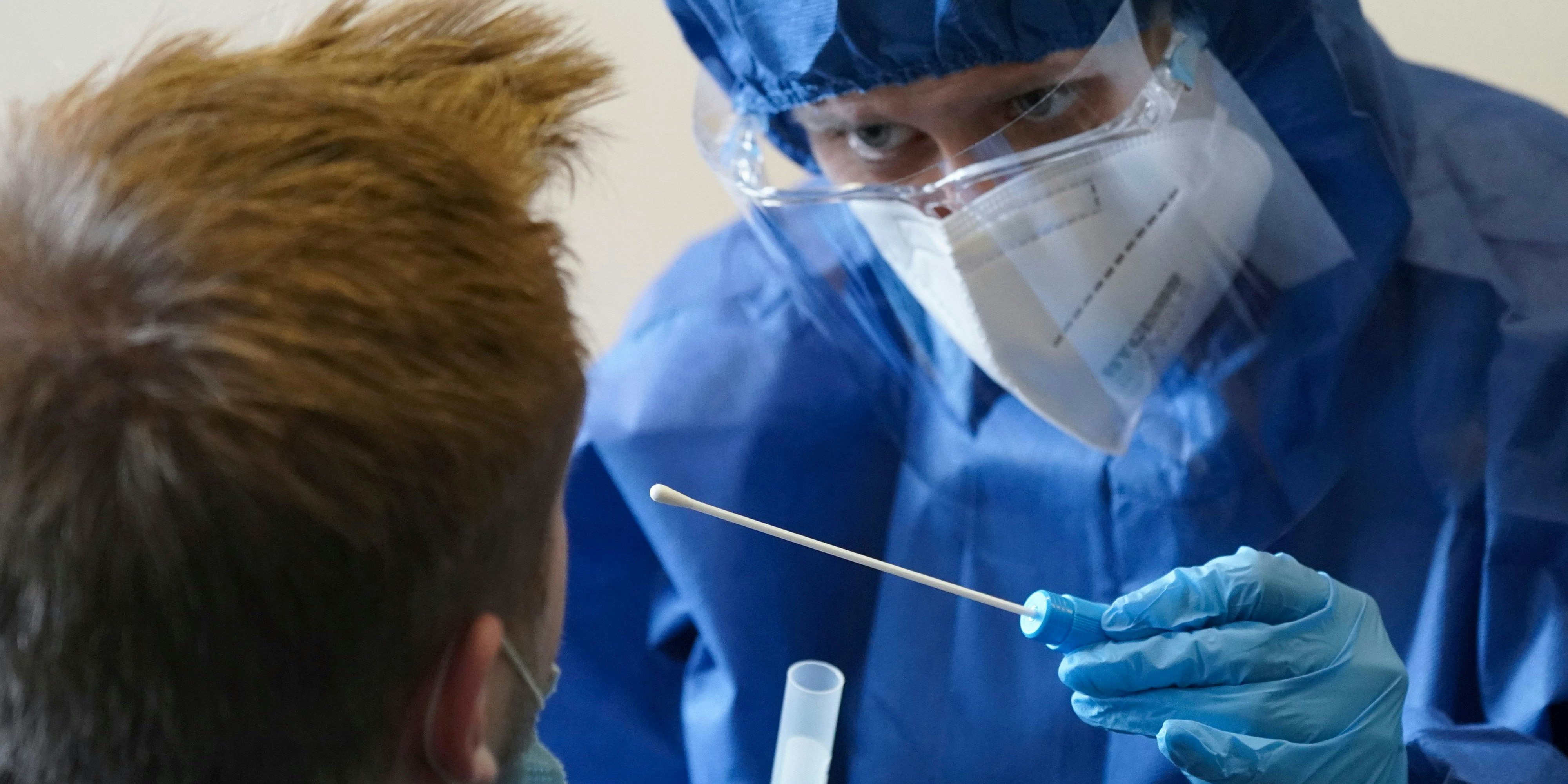 Die Zahl der positiven Coronatests ist weiter besorgniserregend hoch.