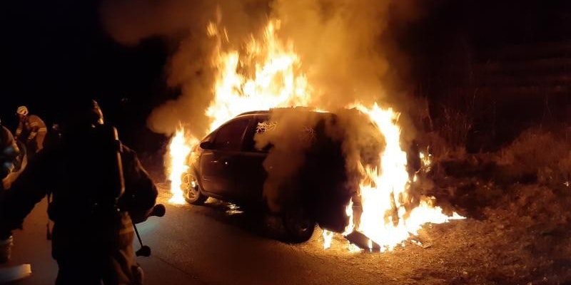 Beim Eintreffen der FF Telfs stand das Fahrzeug in Vollbrand