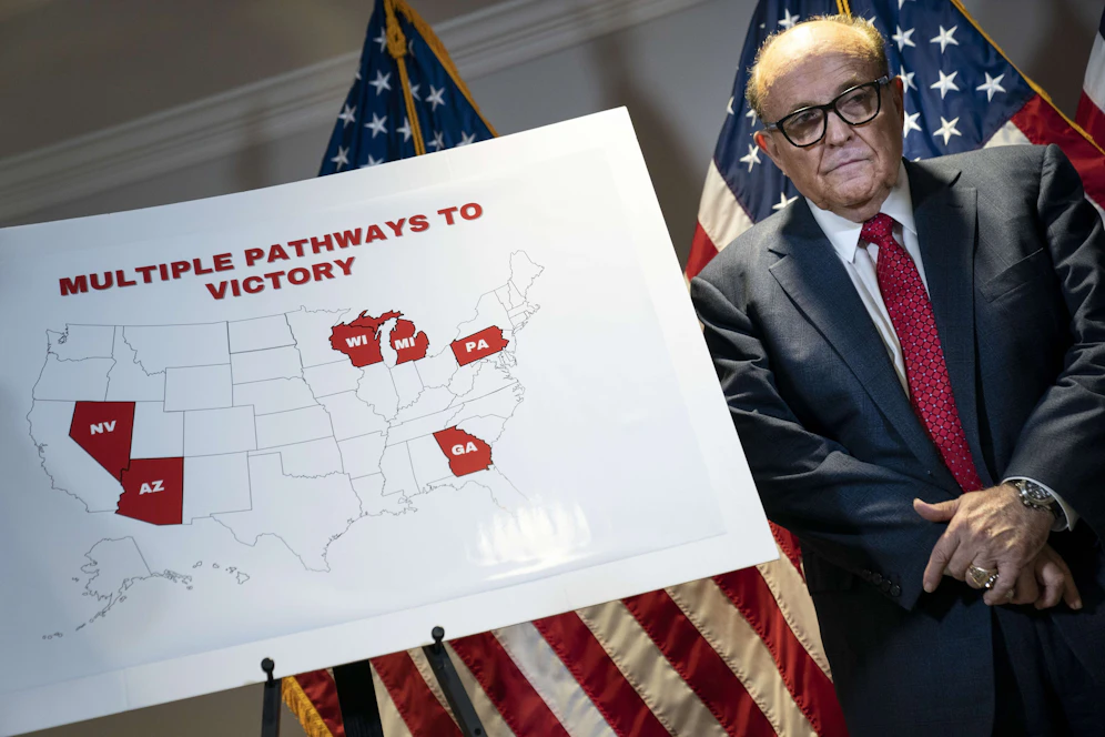 Trump-Anwalt Rudy Giuliani bei einer Pressekonferenz. In diesen Staaten soll es zu Wahlbertrug gekommen sein.