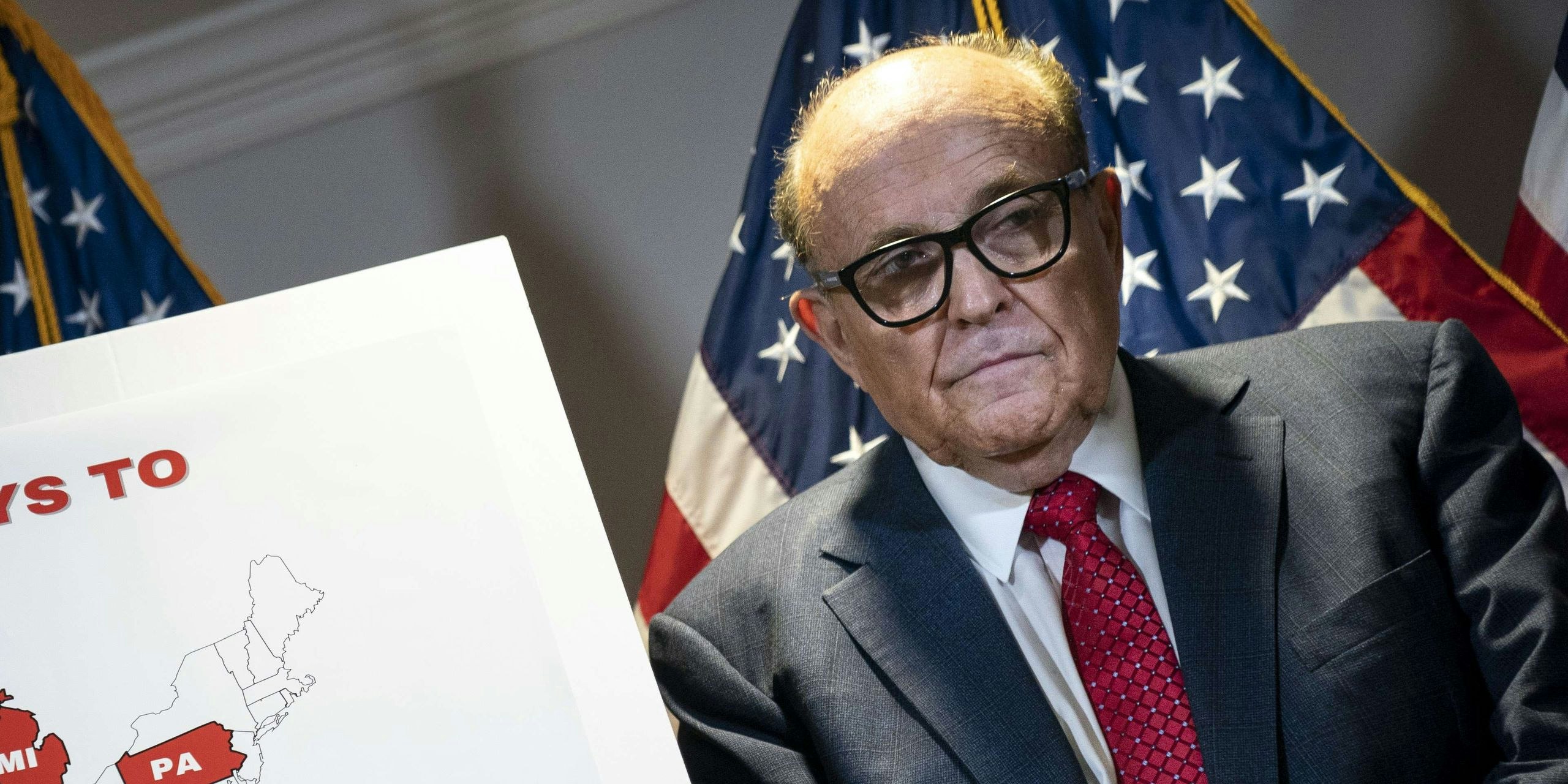Trump-Anwalt Rudy Giuliani bei einer Pressekonferenz. In diesen Staaten soll es zu Wahlbertrug gekommen sein.