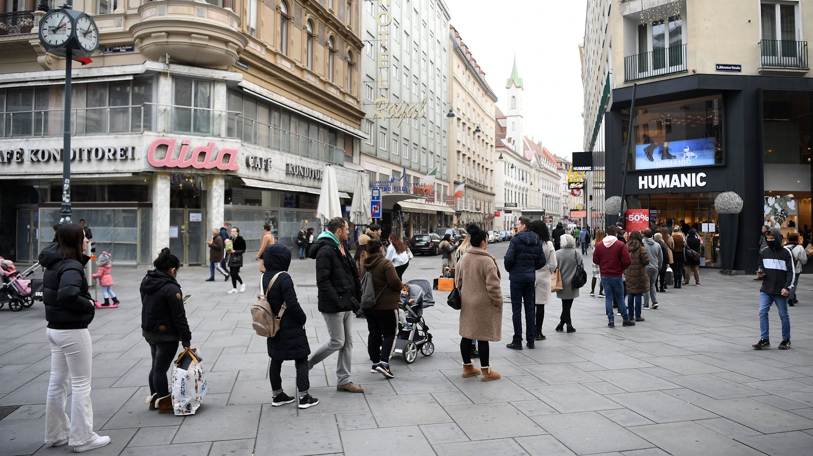 Menschenschlange vor einem Geschäft in der Kärntnerstraße