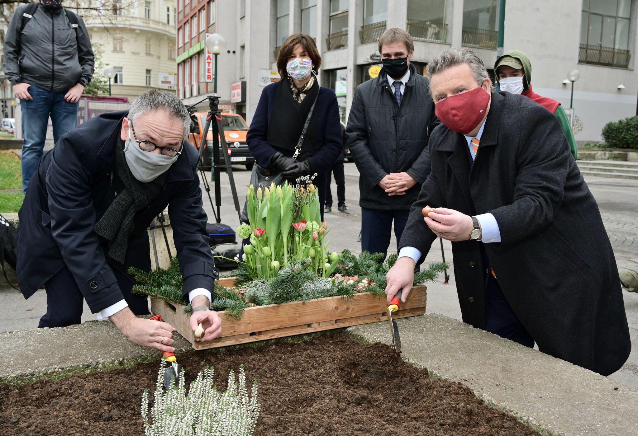 mit Bürgermeister LudwigBürgermeister Michael Ludwig (re.) und der niederländische Botschafter Aldrik Gierveld setzen Tulpenzwiebeln ein.