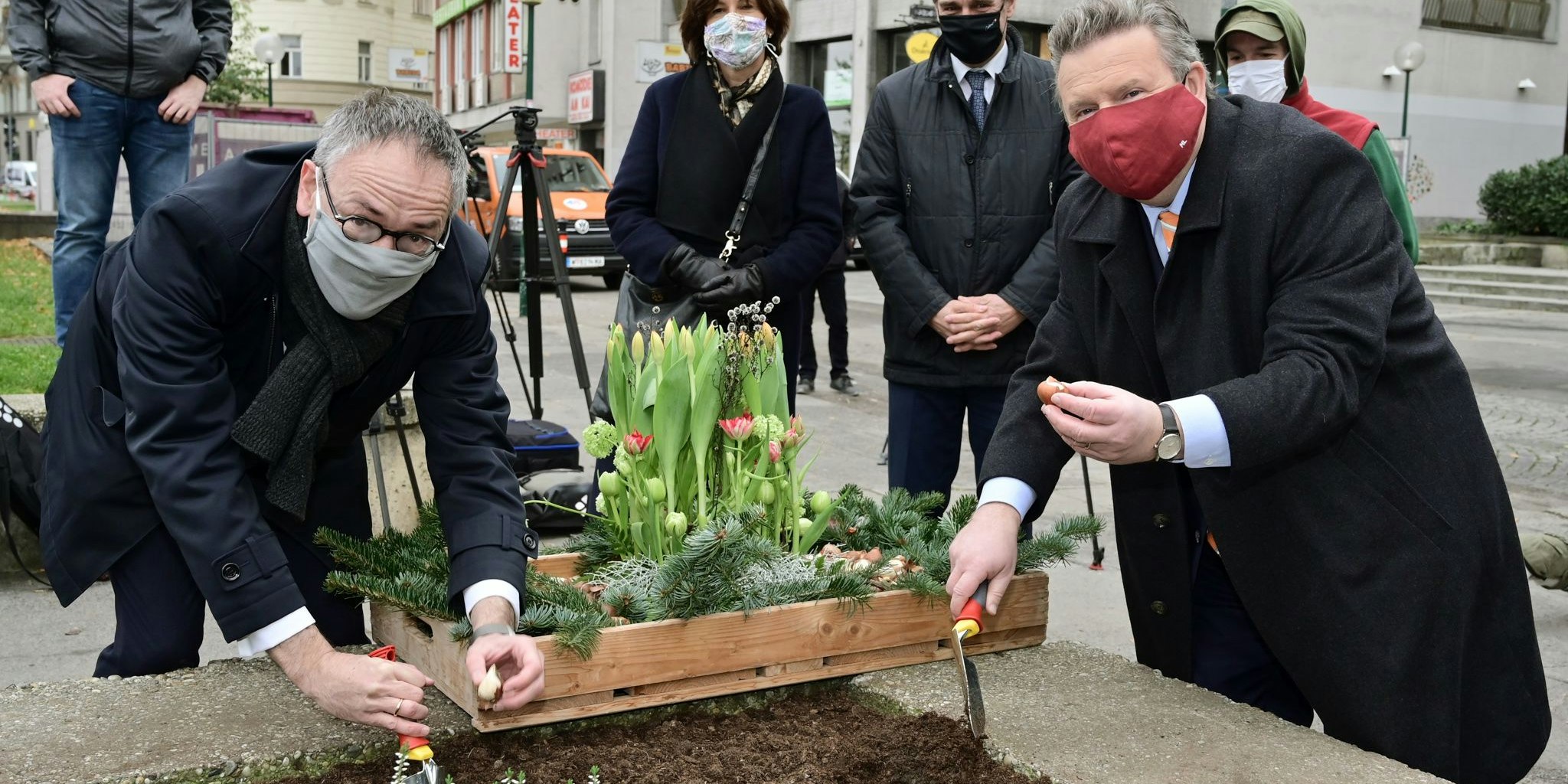 mit Bürgermeister LudwigBürgermeister Michael Ludwig (re.) und der niederländische Botschafter Aldrik Gierveld setzen Tulpenzwiebeln ein.
