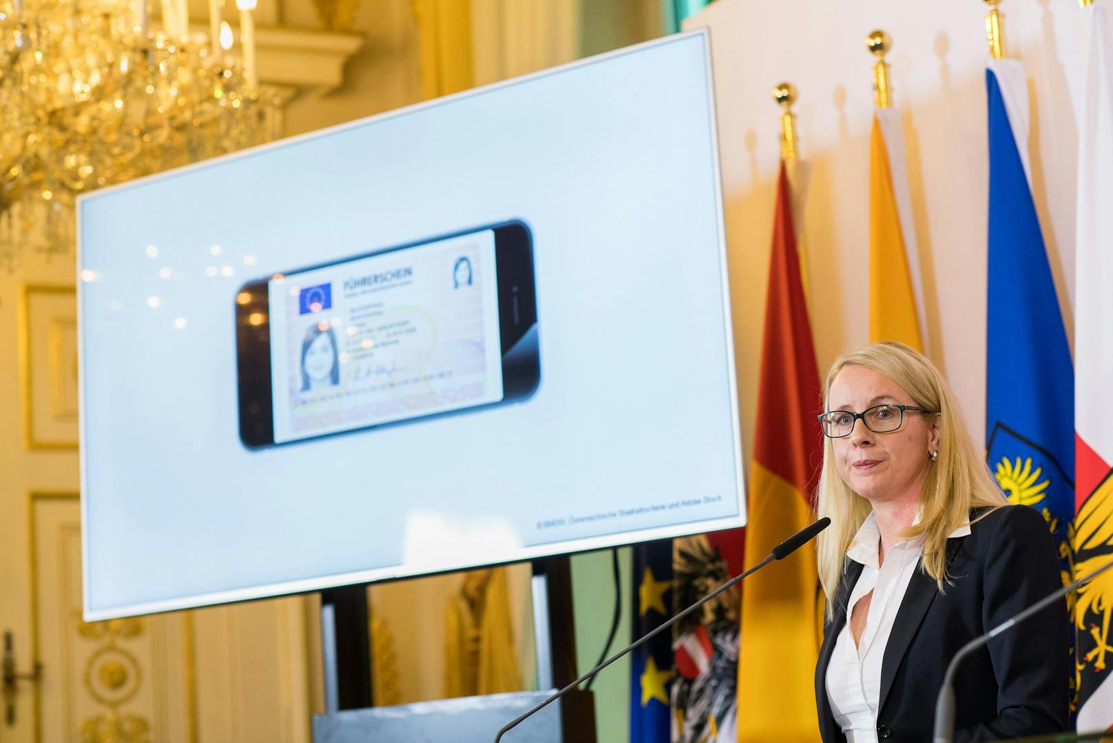 Wirtschaftsministerin Margarete Schramböck kündigte den digitalen Führerschein bereits 2018 an. Jetzt soll er kommen.