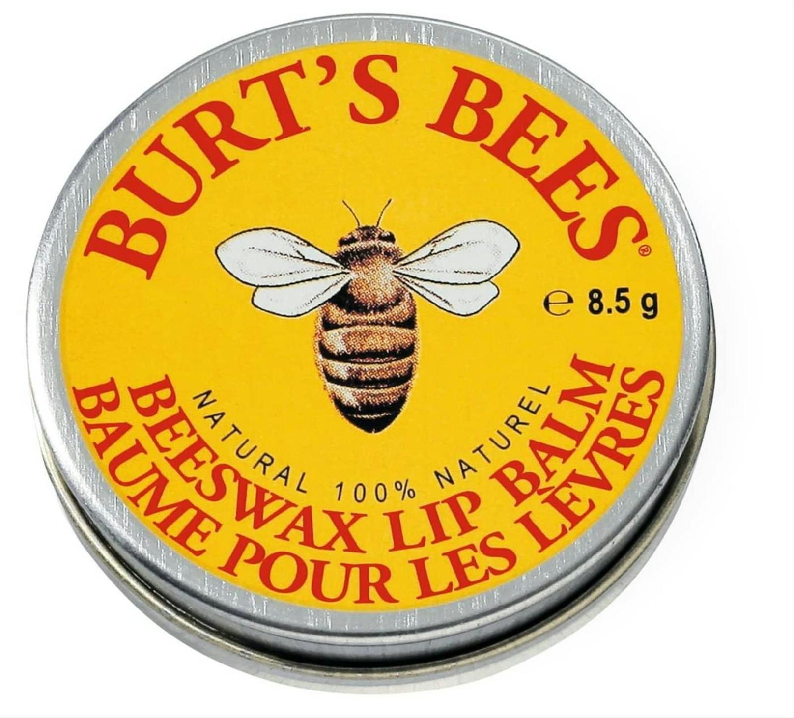 Kokosnuss- und Sonnenblumenöl sowie Bienenwachs halten die Feuchtigkeit in der Haut zurück. Burt's Bees Lip Balm Beeswax, 4,95 Euro auf<a href="https://www.parfumdreams.at/Burts-Bees/Pflege/Lippen/Beeswax-Lip-Balm-Tin/index_29609.aspx?AffId=GA_AT2_PLA_Burts-Bees&amp;wt_mc=adwords_nonbrand-AT.cpc.pla-at&amp;gclid=CjwKCAiAzNj9BRBDEiwAPsL0d8suq86Cz0FzkgfM4EwADXxOqYfL9t8B-XWcm5v7s8Ekv7DuKw43UxoCVcUQAvD_BwE">&nbsp;parfumdreams.at.</a><br>