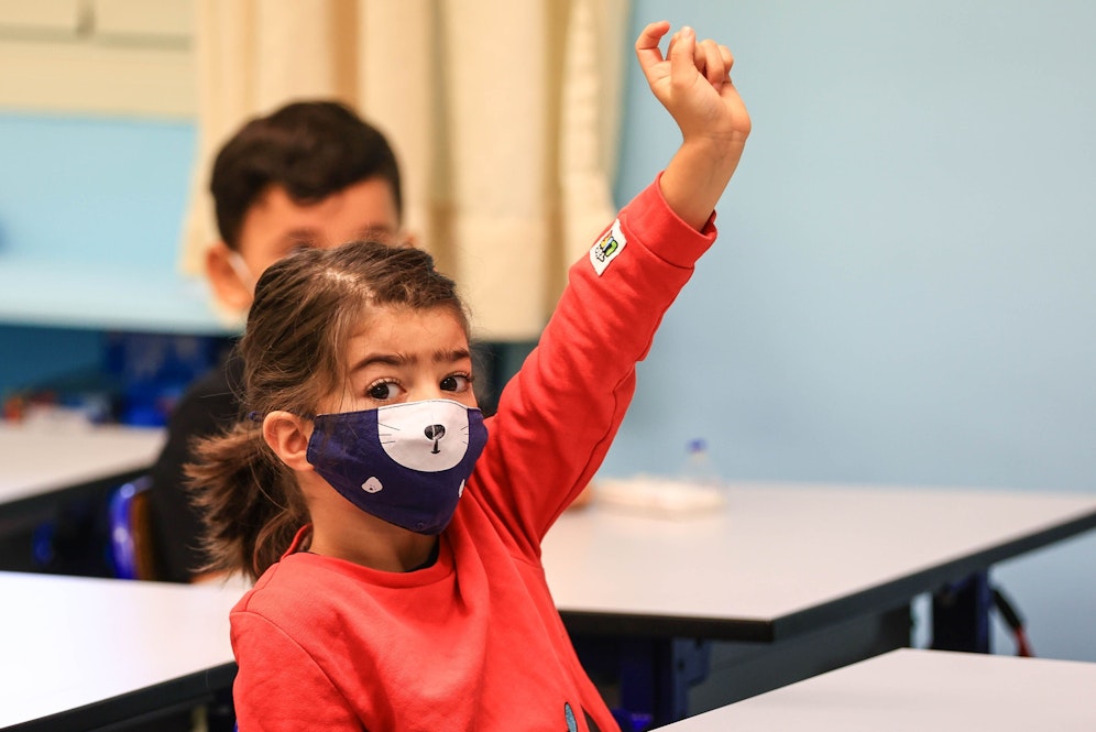 Auch Kinder ab 10 Jahren sollen eine Maske im Unterricht tragen. 