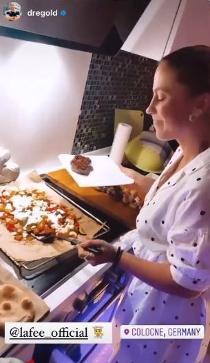 LaFee lässt sich von Andrej Mangold bekochen.