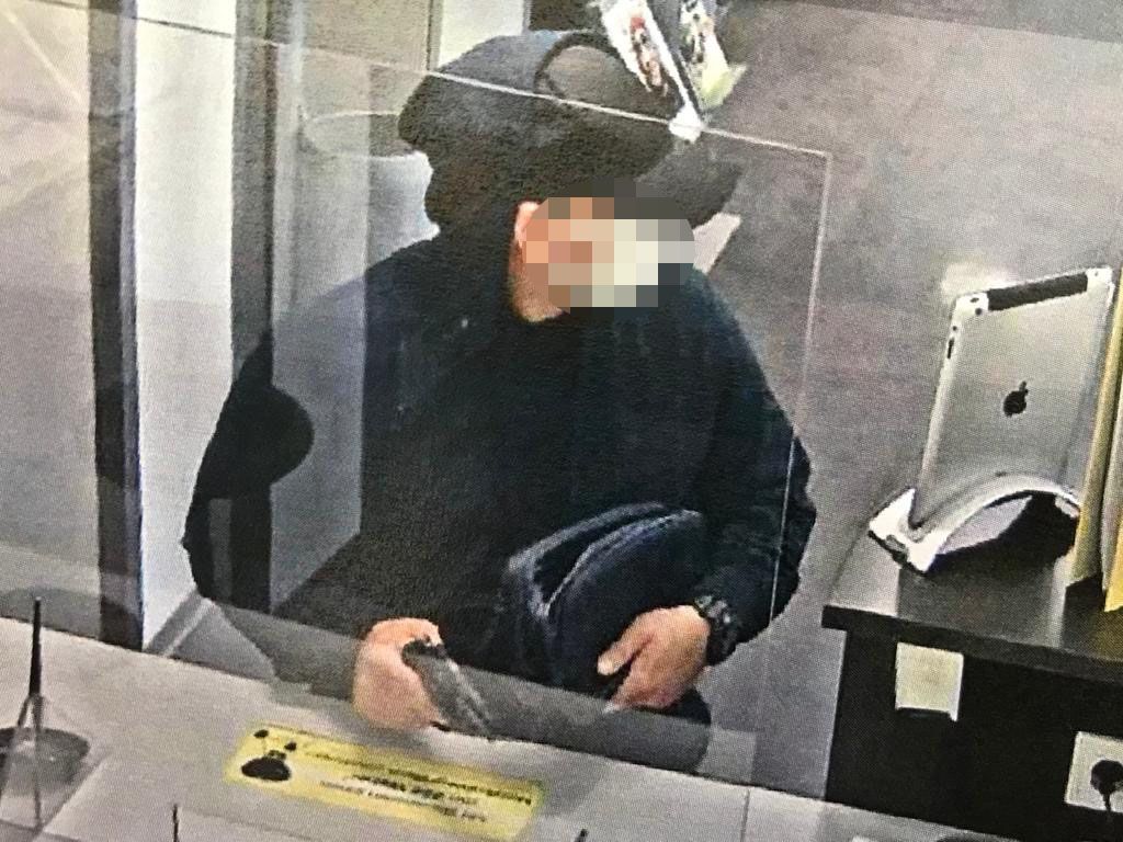 Mit einer Faustfeuerwaffe wurde ein Bankangestellter bedroht