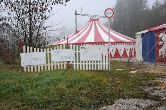 Der kleine Familienbetrieb besteht nur aus fünf Personen und ein paar Tieren. Nun sitzen sie in Niederösterreich während des Lockdowns fest.