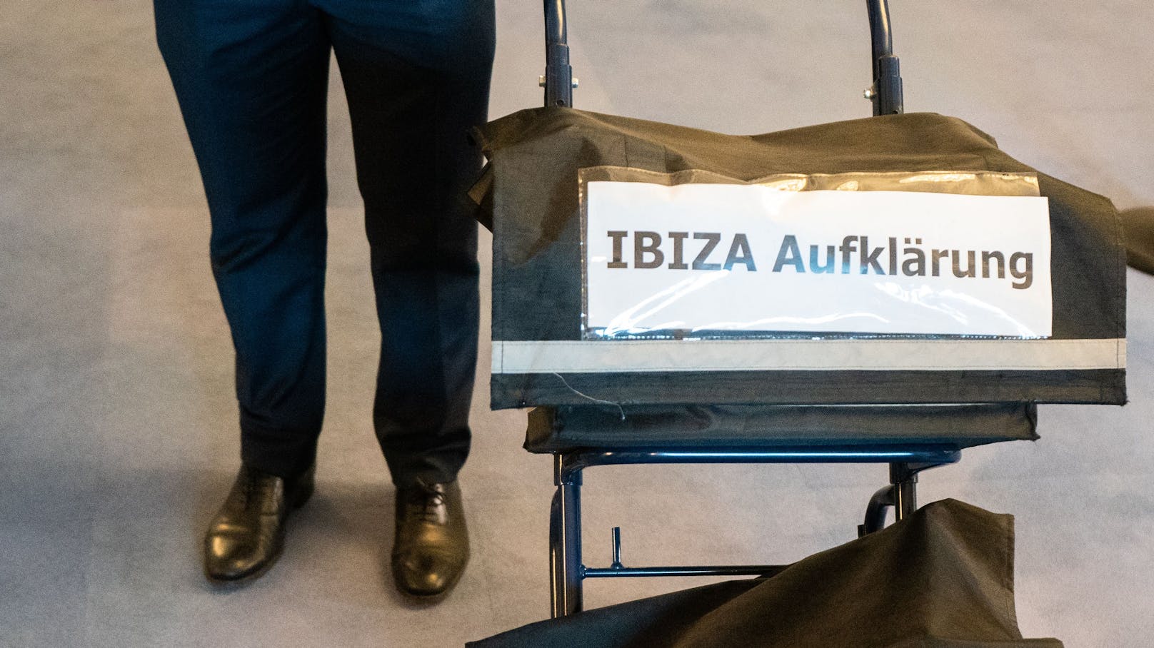 Aktentaschen mit der Aufschrift "Ibiza-Aufklärung" und "Ein weiterer verlorener Tag?" am  30. September 2020 im Rahmen des Ibiza-U-Ausschusses