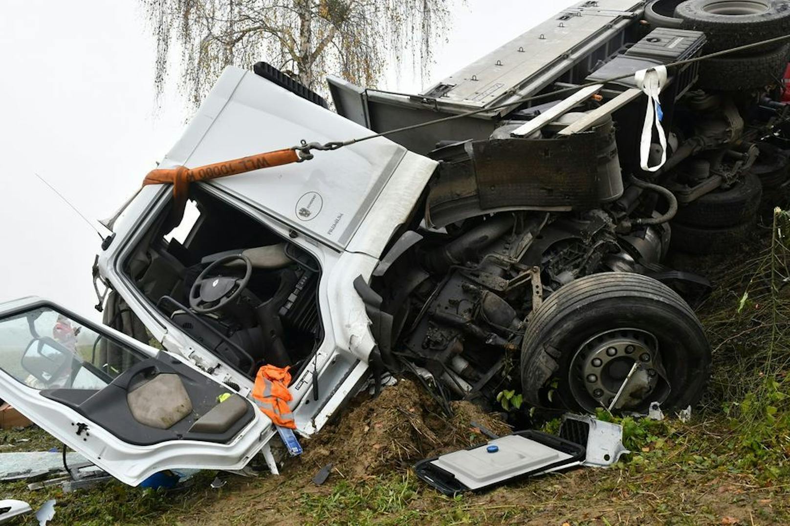 Ein schwerer Unfall zwischen zwei LKW und zwei PKW auf der B68 forderte am 19. November 2020 ein Todesopfer