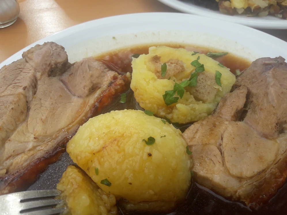 Graselwirtin bietet Essen zum Abholen an.