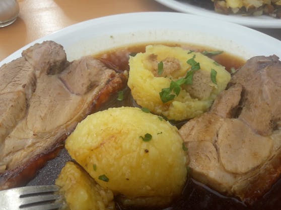 Graselwirtin bietet Essen zum Abholen an.