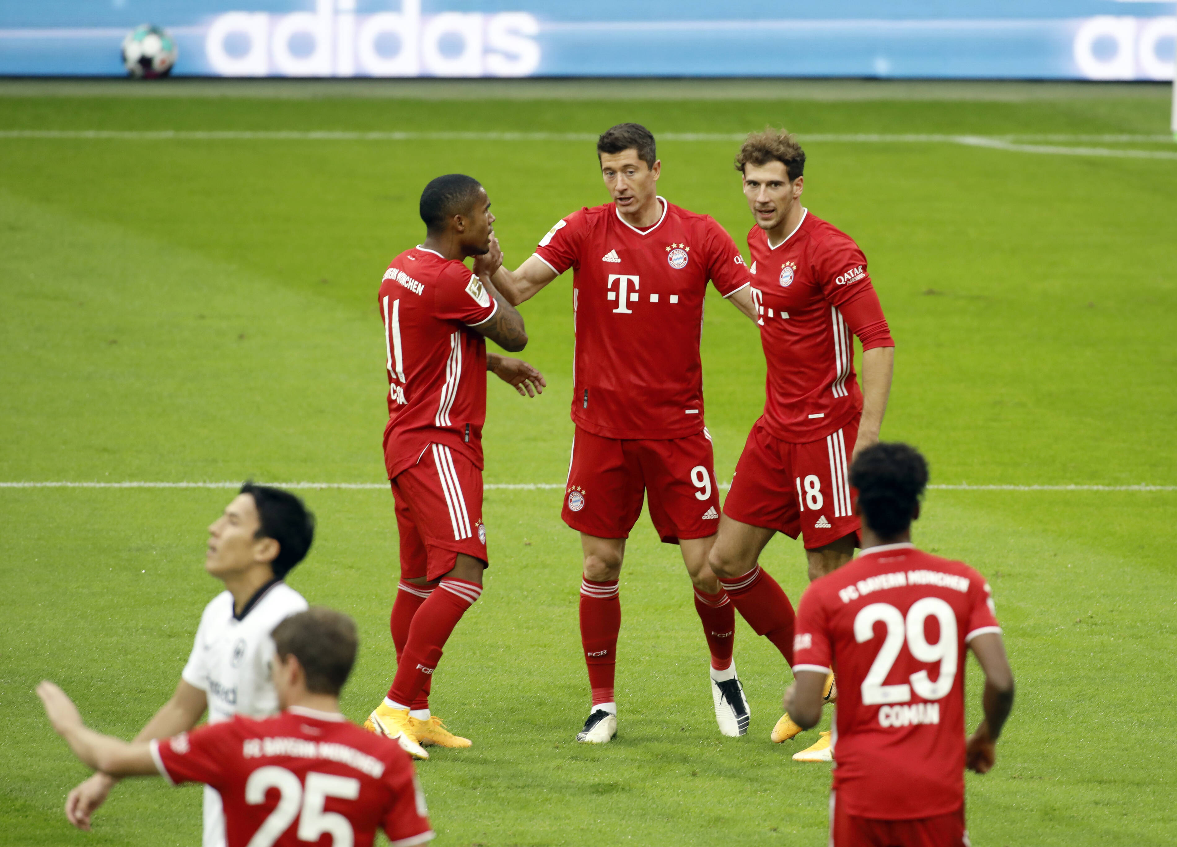 Leon Goretzka (r.) ist gegen Salzburg nicht dabei.