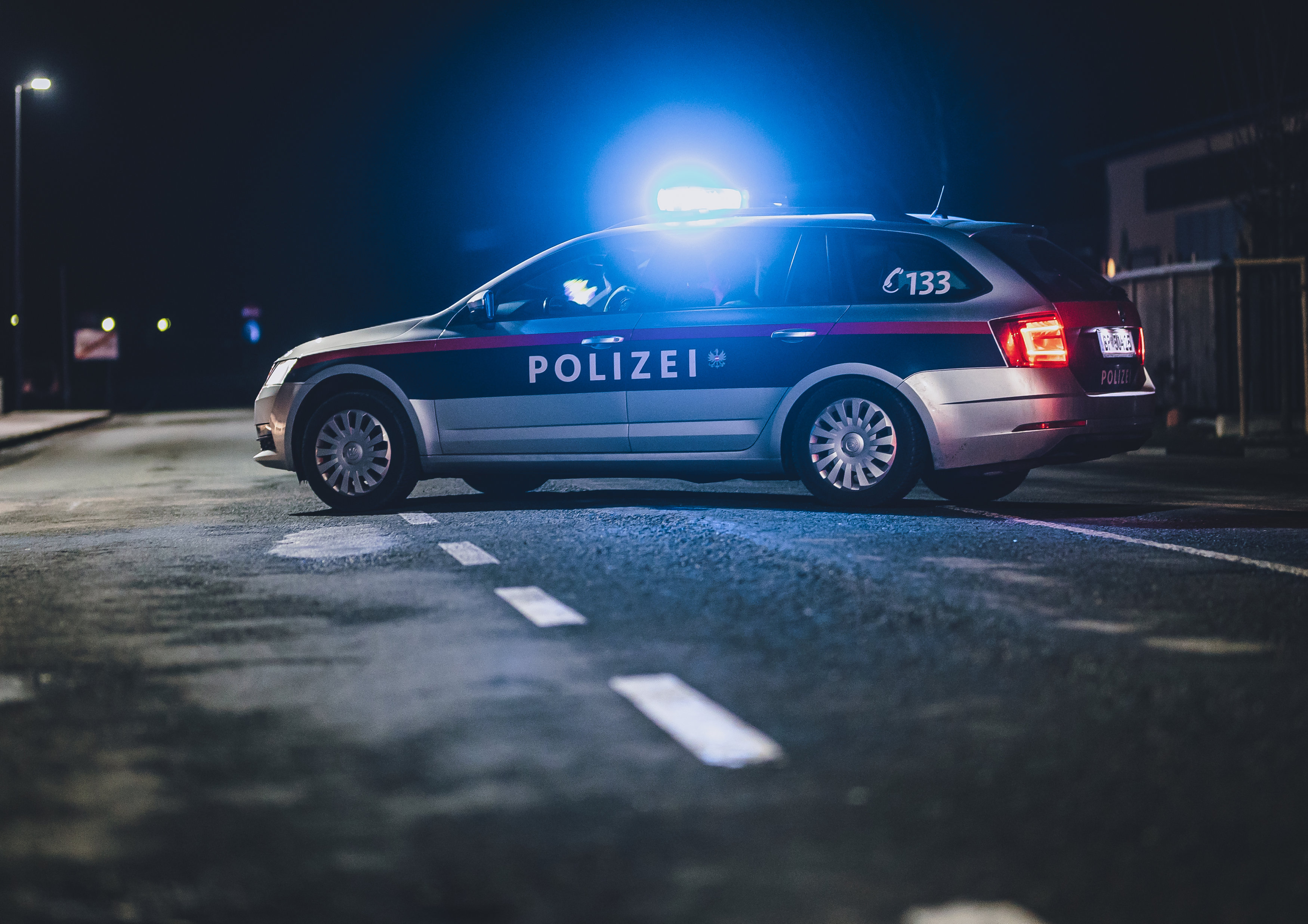 Ein Streifenwagen der Polizei mit eingeschaltetem Blaulicht