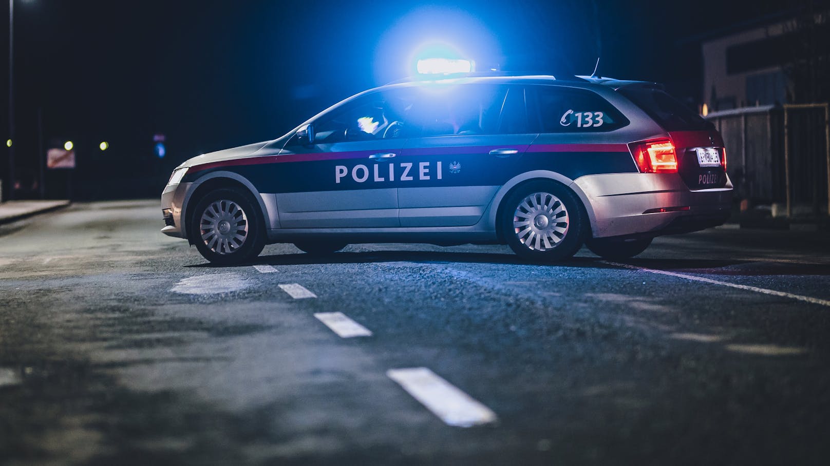 Ein Streifenwagen der Polizei mit eingeschaltetem Blaulicht