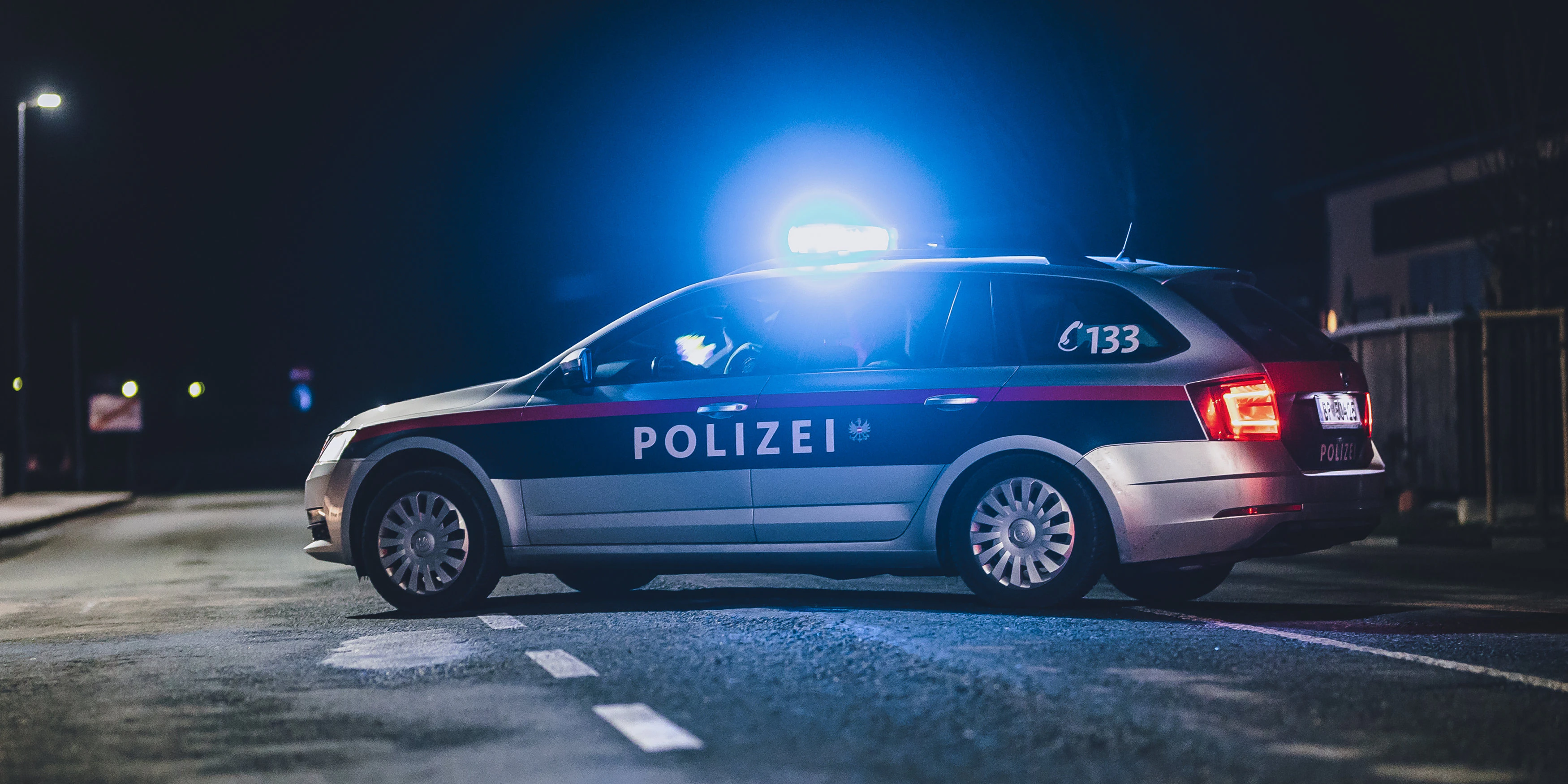 Ein Streifenwagen der Polizei mit eingeschaltetem Blaulicht