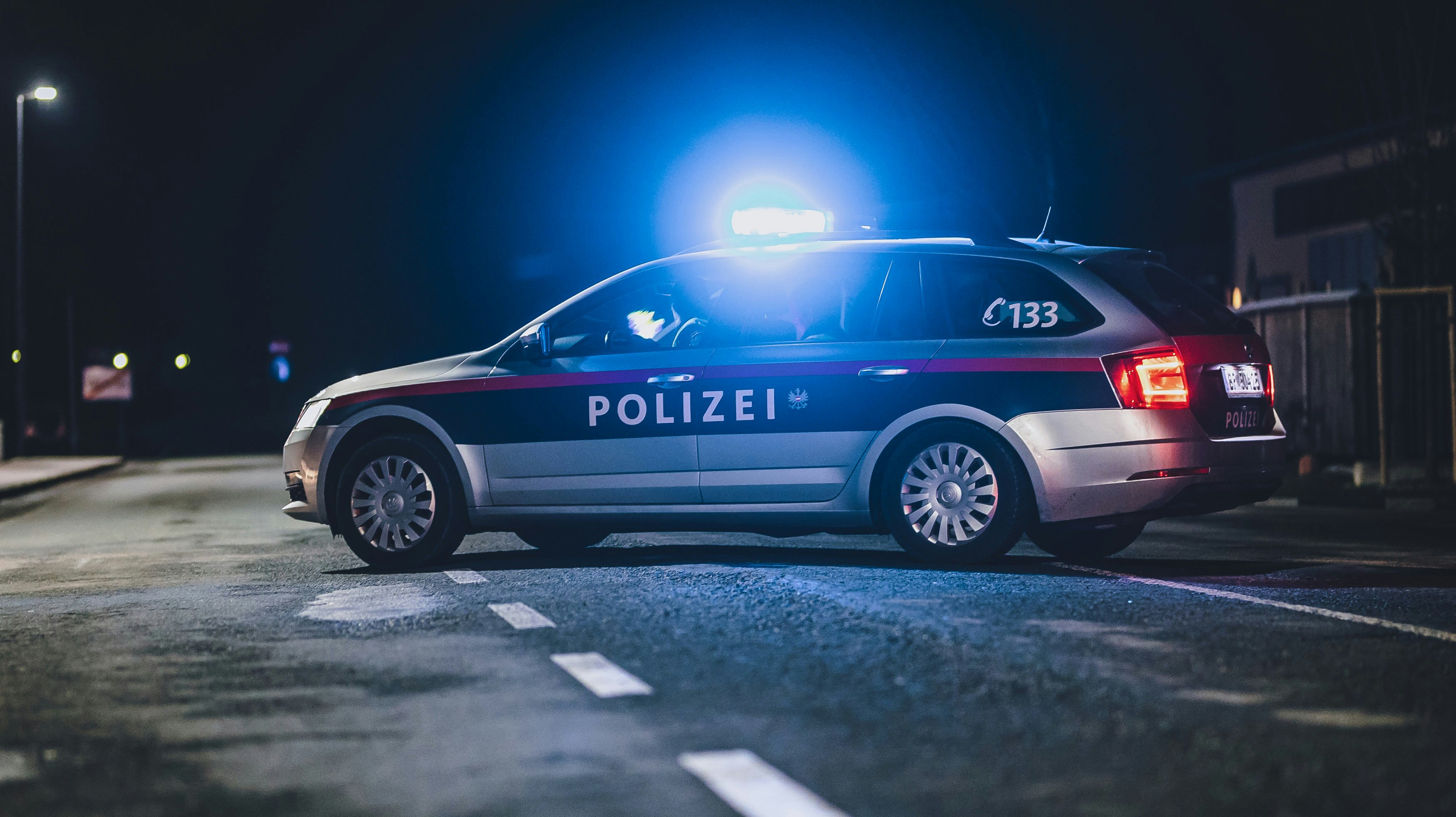 Ein Streifenwagen der Polizei mit eingeschaltetem Blaulicht