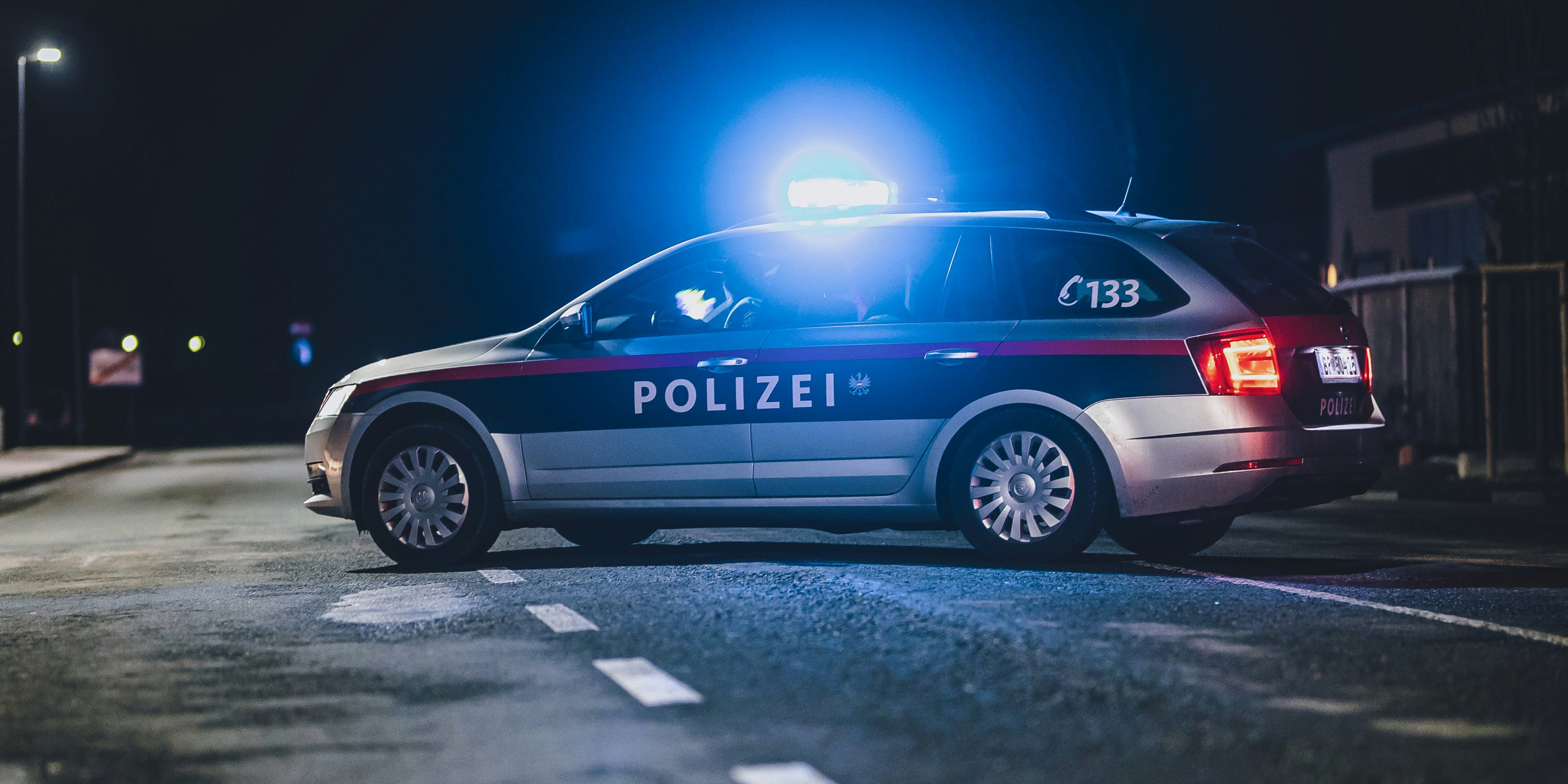 Ein Streifenwagen der Polizei mit eingeschaltetem Blaulicht