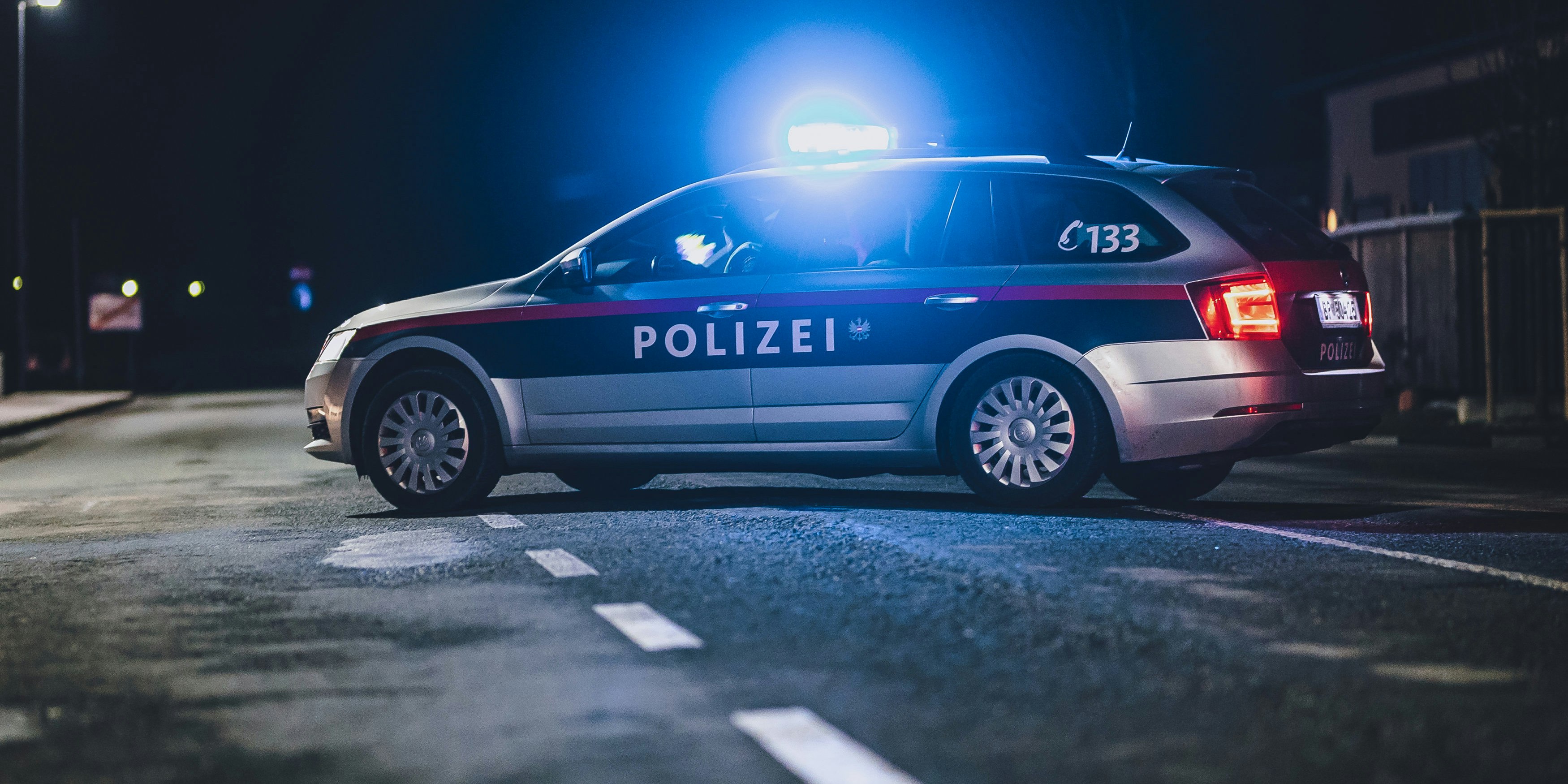 Ein Streifenwagen der Polizei mit eingeschaltetem Blaulicht