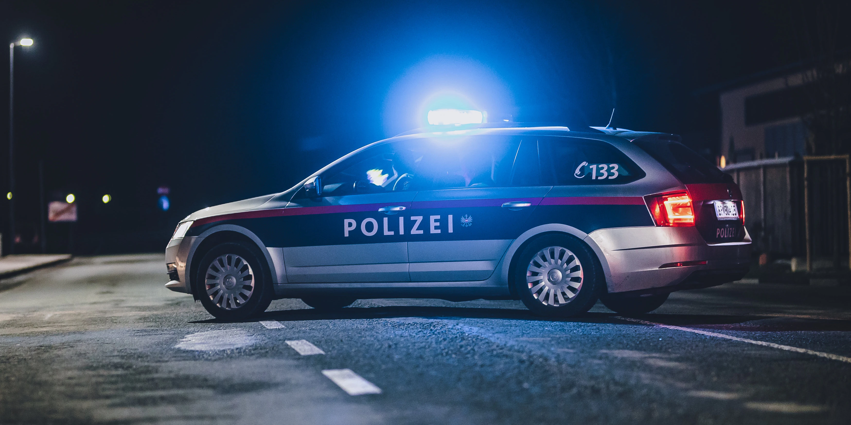Ein Streifenwagen der Polizei mit eingeschaltetem Blaulicht