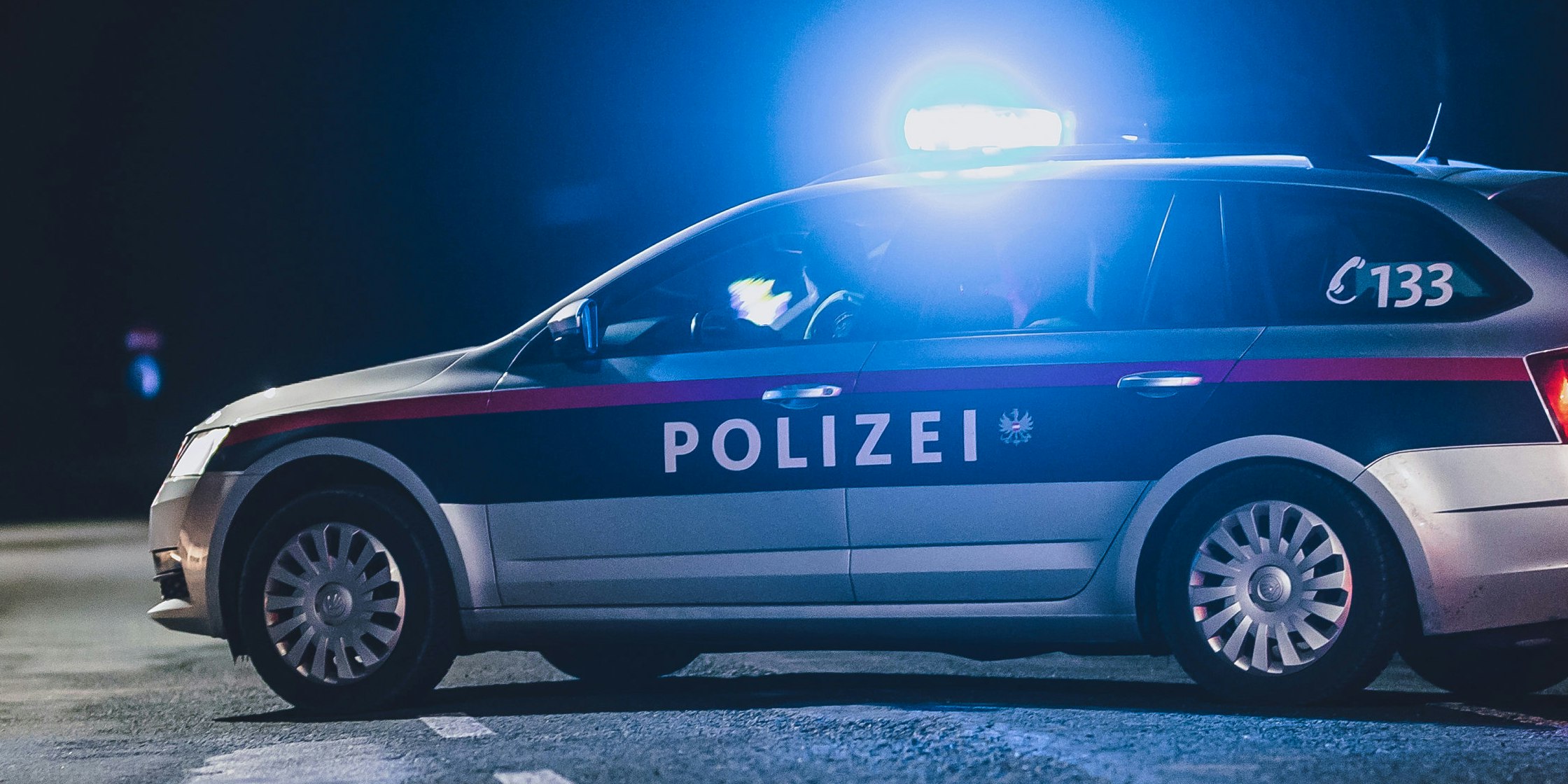 Ein Streifenwagen der Polizei mit eingeschaltetem Blaulicht
