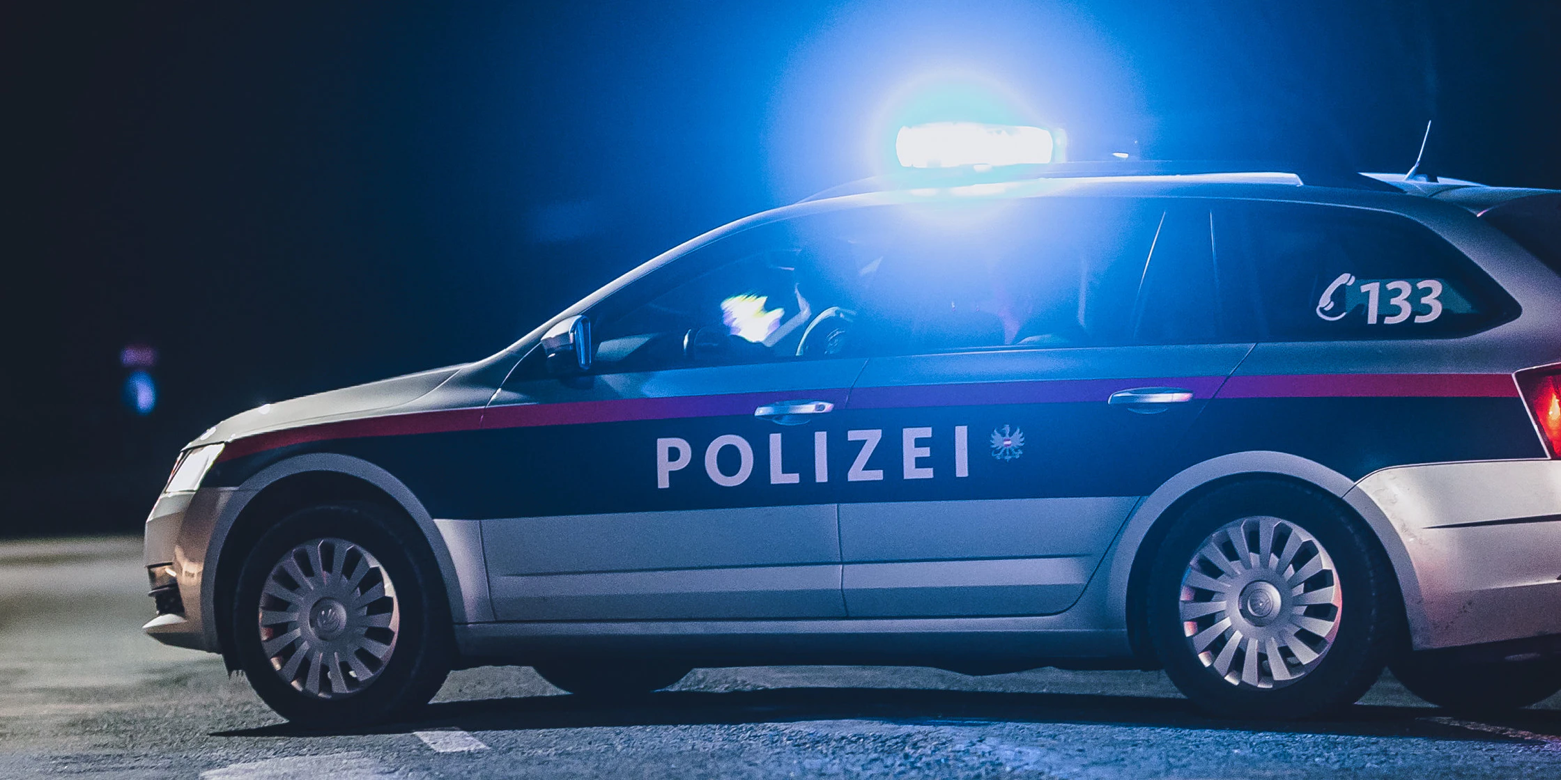 Ein Streifenwagen der Polizei mit eingeschaltetem Blaulicht