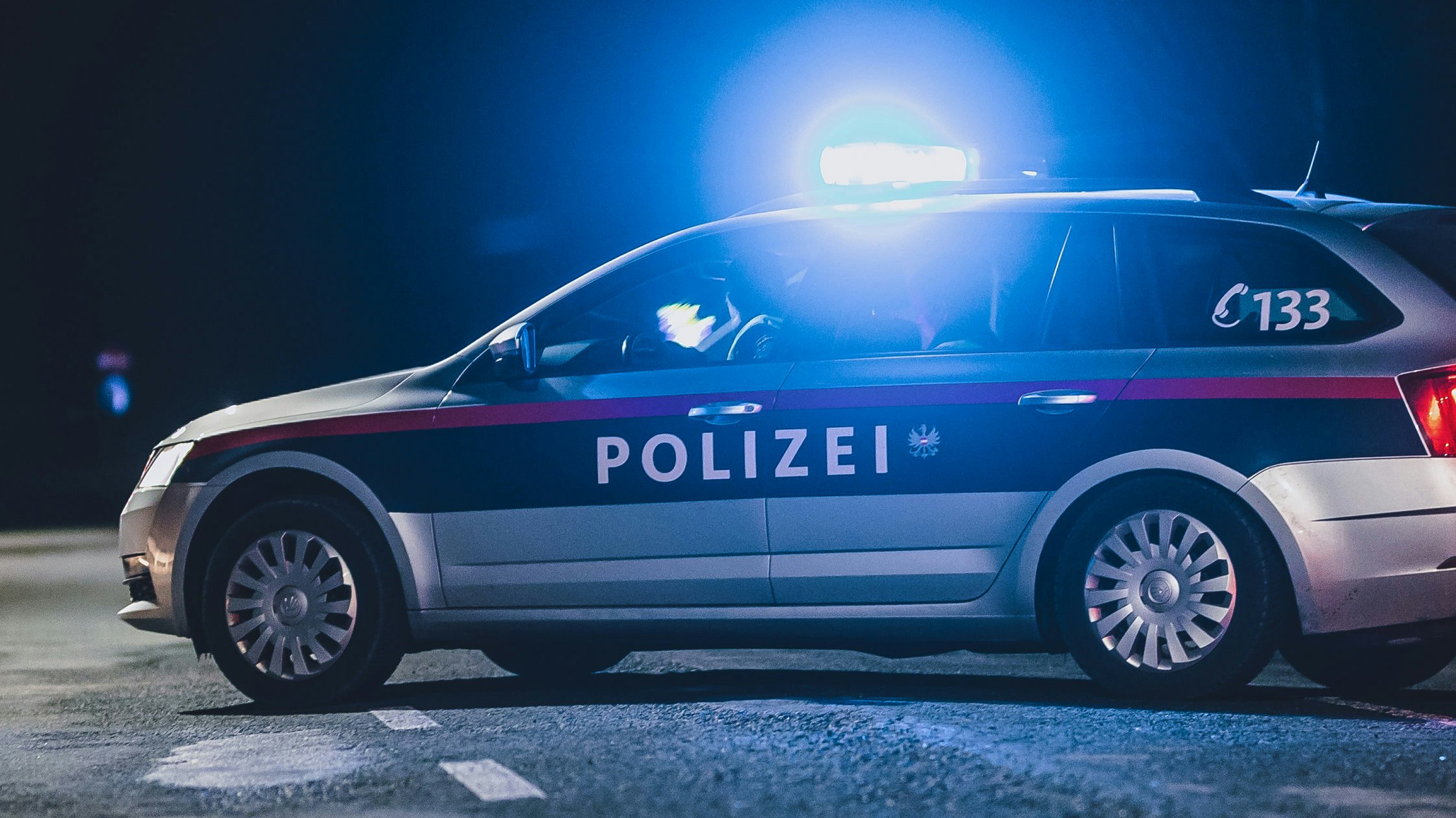 Ein Streifenwagen der Polizei mit eingeschaltetem Blaulicht