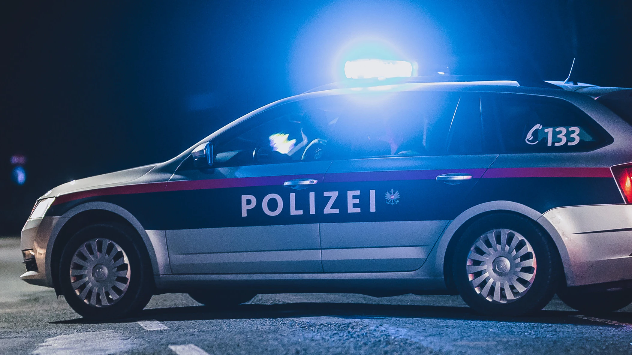 Ein Streifenwagen der Polizei mit eingeschaltetem Blaulicht