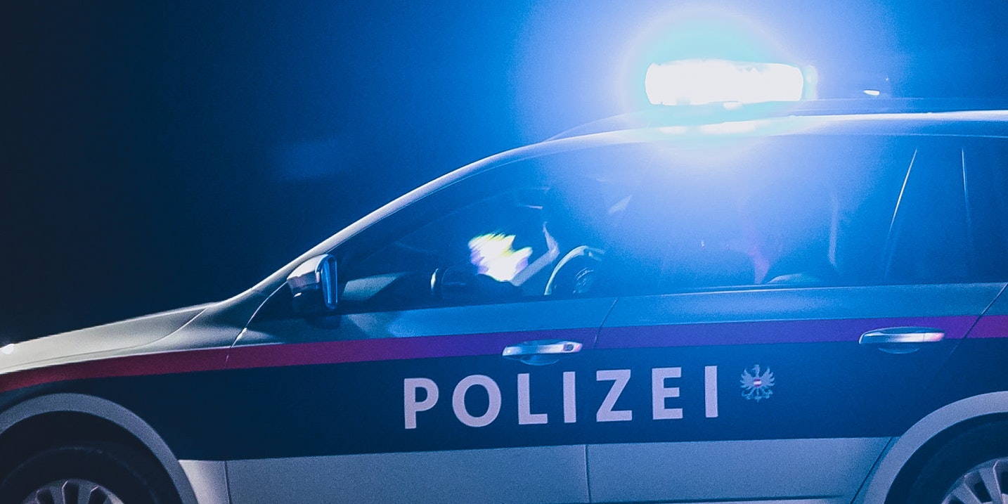 Ein Streifenwagen der Polizei mit eingeschaltetem Blaulicht