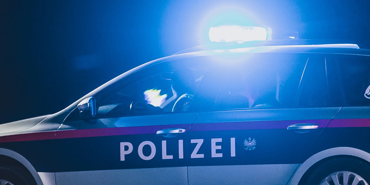 Ein Streifenwagen der Polizei mit eingeschaltetem Blaulicht