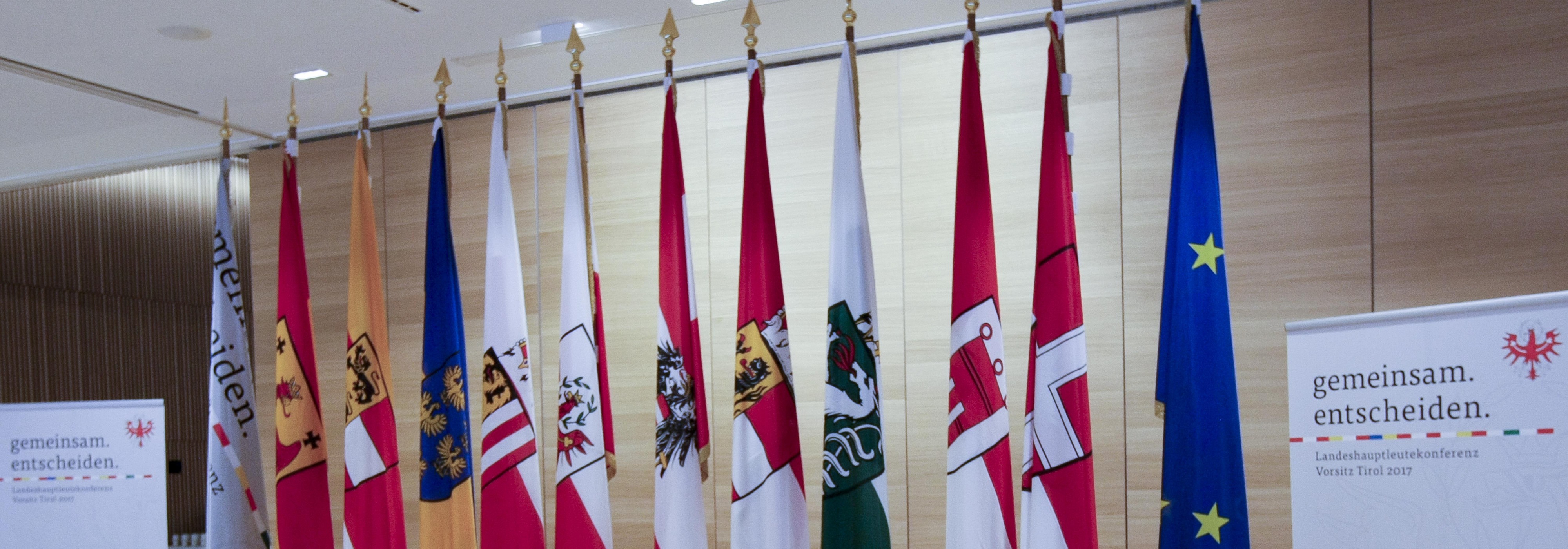 In Kritik stehen die Landeshymnen der Bundesländer Ober- und Niederösterreich, Kärnten und Salzburg.