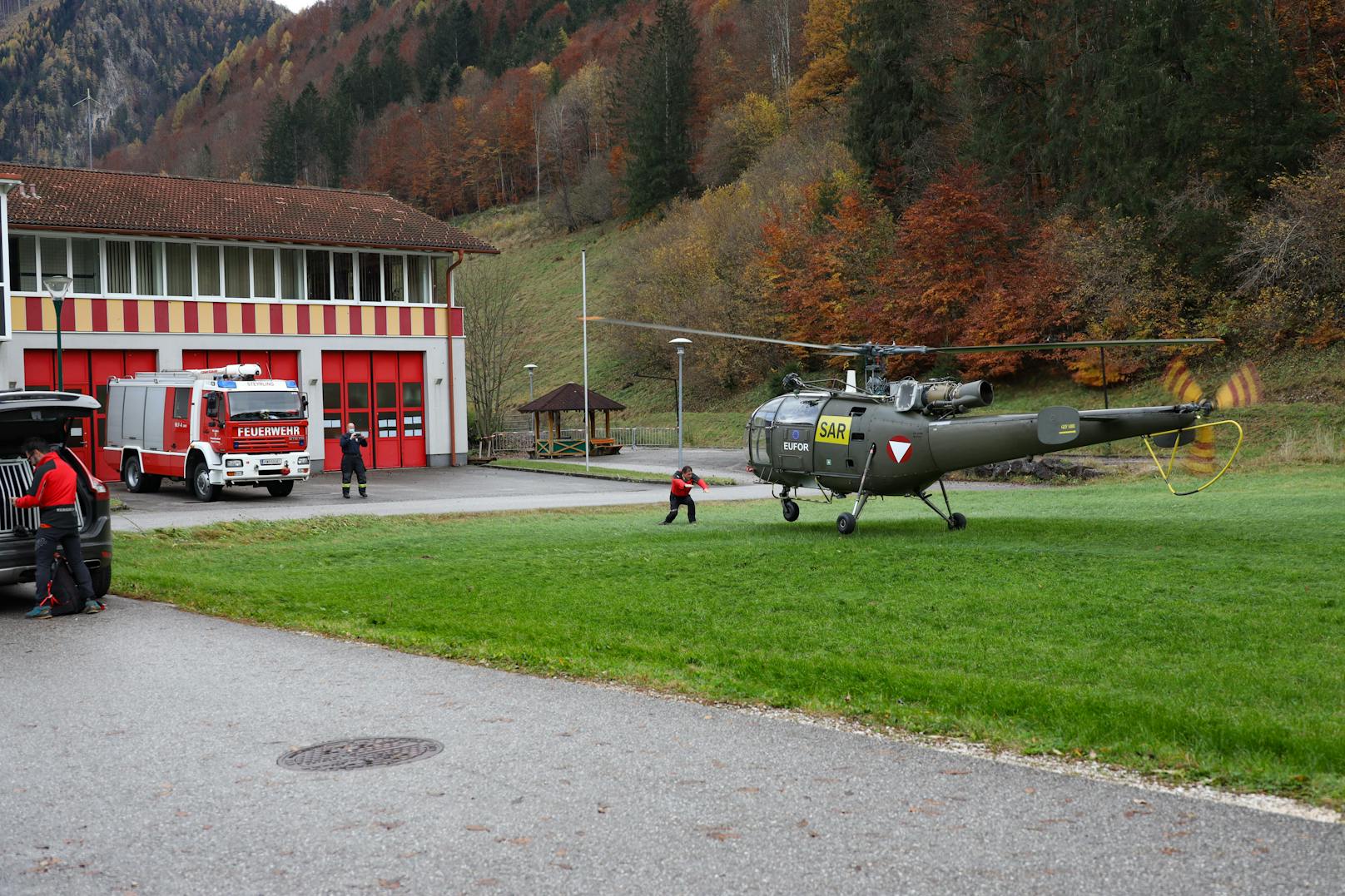 Seit den frühen Morgenstunden sucht auch ein Hubschrauber das Gebiet großflächig ab.