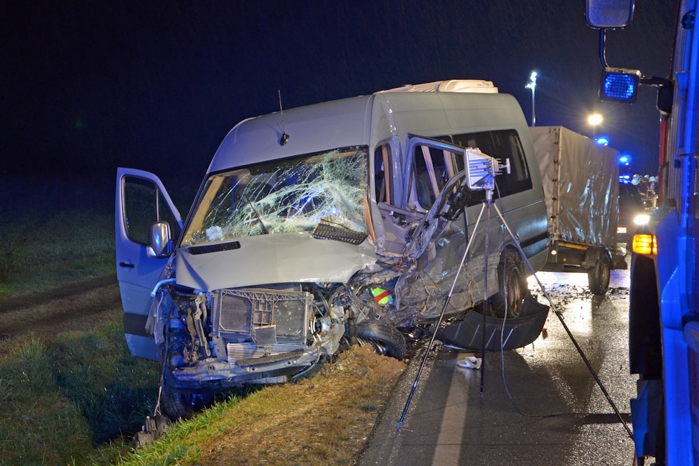 Schwerer Unfall: Pkw und Kleinbus kollidierten