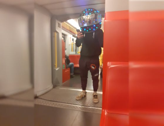 Fahrgäste müssen die Maskenpflicht einhalten.