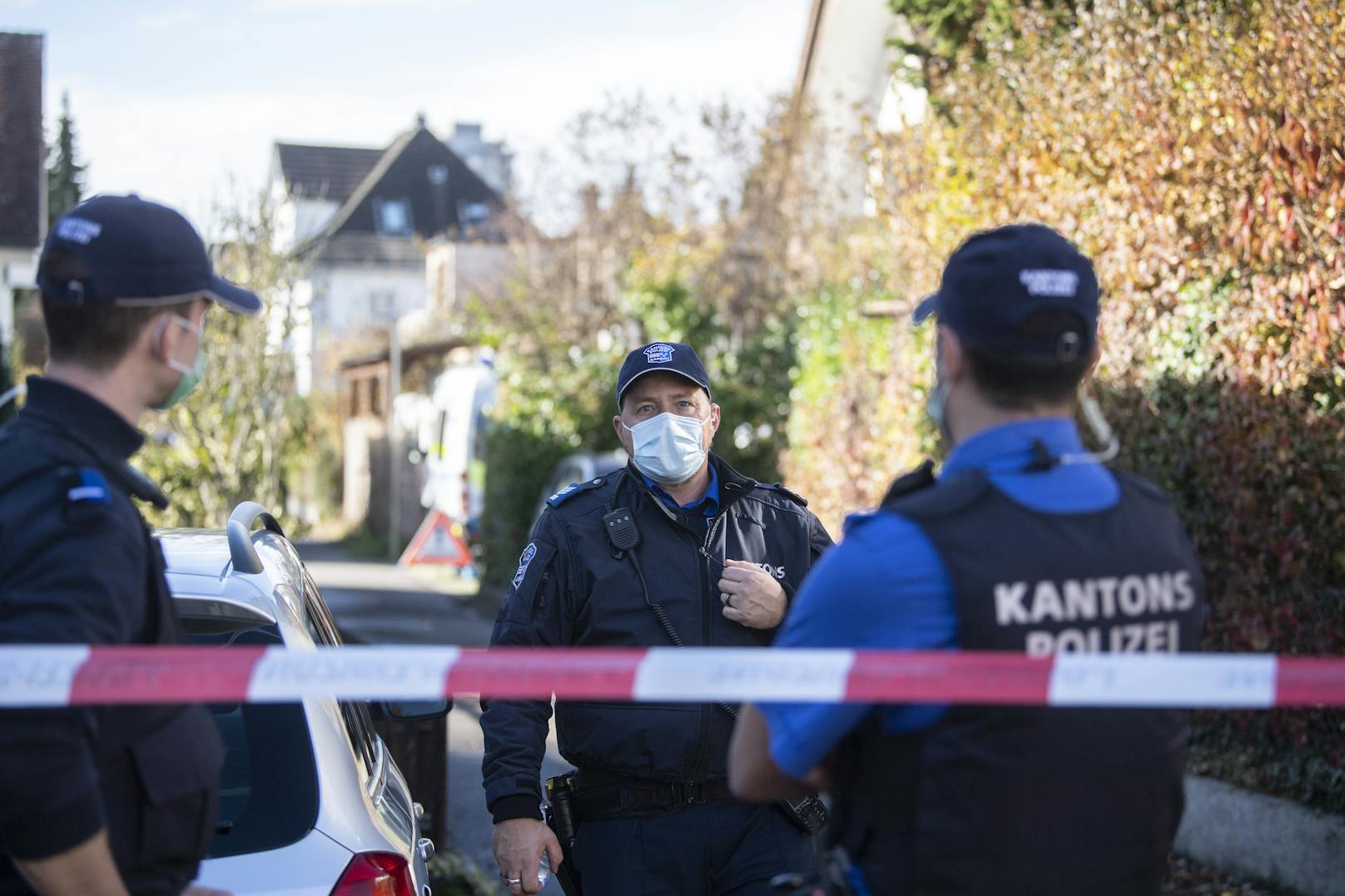Polizisten sichern den Bereich um den Tatort am 2. Oktober 2020 in Buchs (CH).