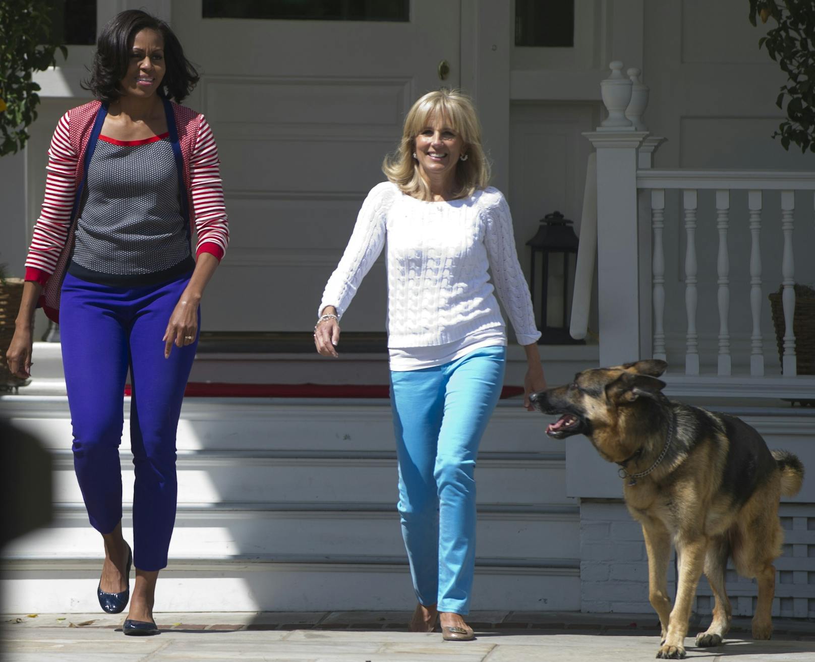 Ex- First Lady Michelle Obama mit Jill Biden und Schäferhund "Champ".