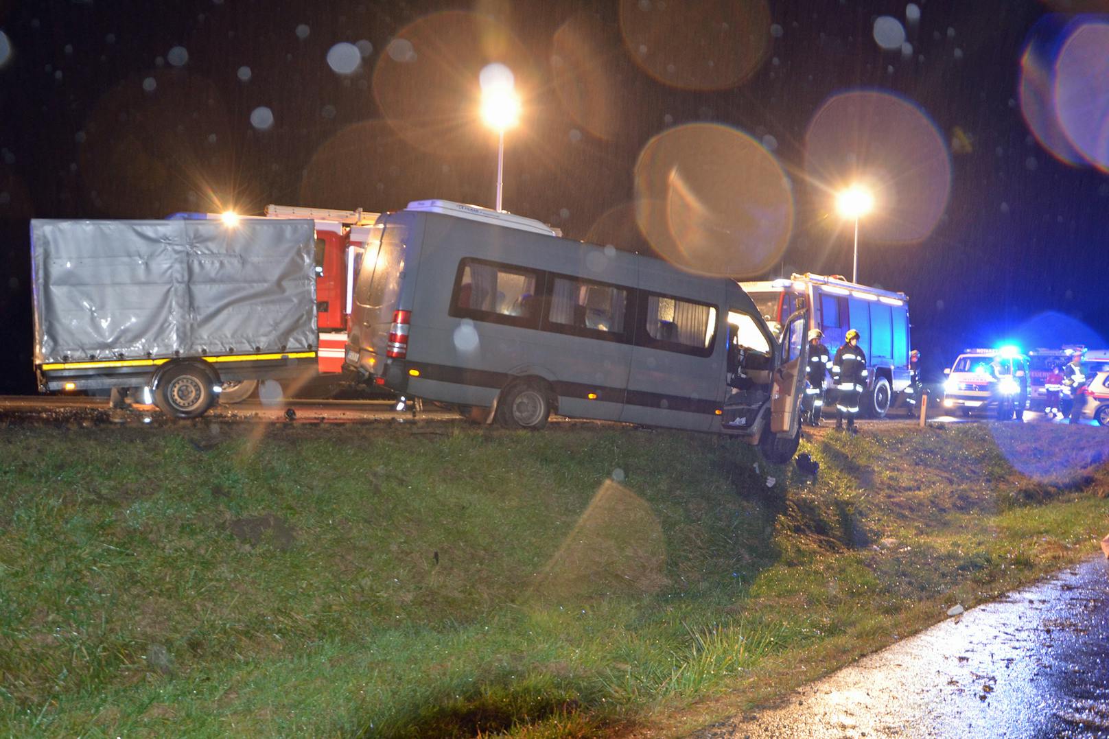 Schwerer Unfall: Pkw und Kleinbus kollidierten