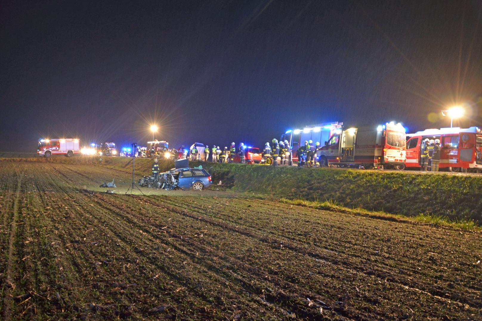 Schwerer Unfall: Pkw und Kleinbus kollidierten