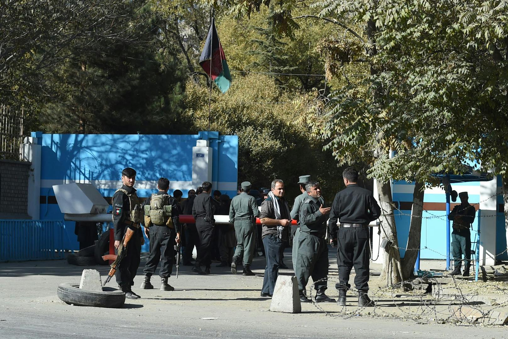 Augenzeugenberichten zufolge hatten die Angreifer in Militäruniform bekleidet den Campus betreten und sich dann in einer der Fakultäten stundenlang ein Feuergefecht mit den afghanischen Sicherheitskräften geliefert.