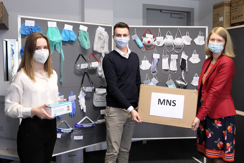 AHS-Landesschulsprecherin Susanne Öllinger (li),und BMHS-Landesschulsprecher Julian Angerer nahmen die Masken von Bildungsreferentin Christine Haberlander entgegen.
