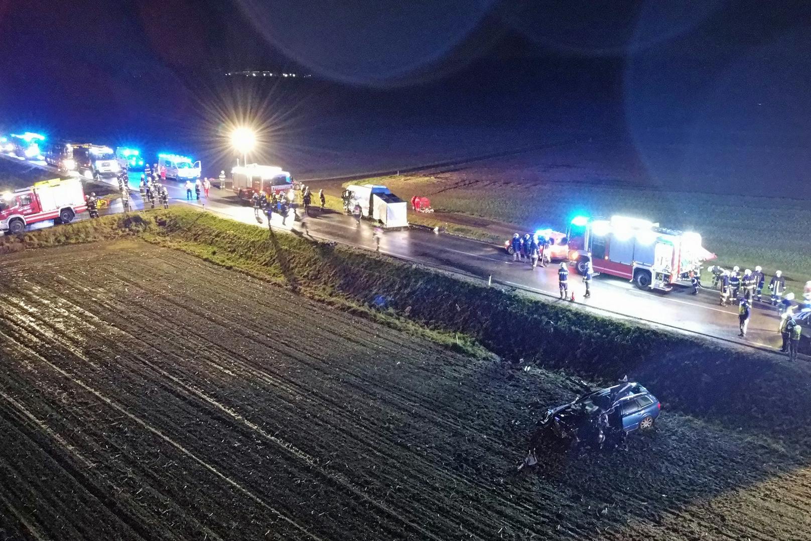 Schwerer Unfall: Pkw und Kleinbus kollidierten