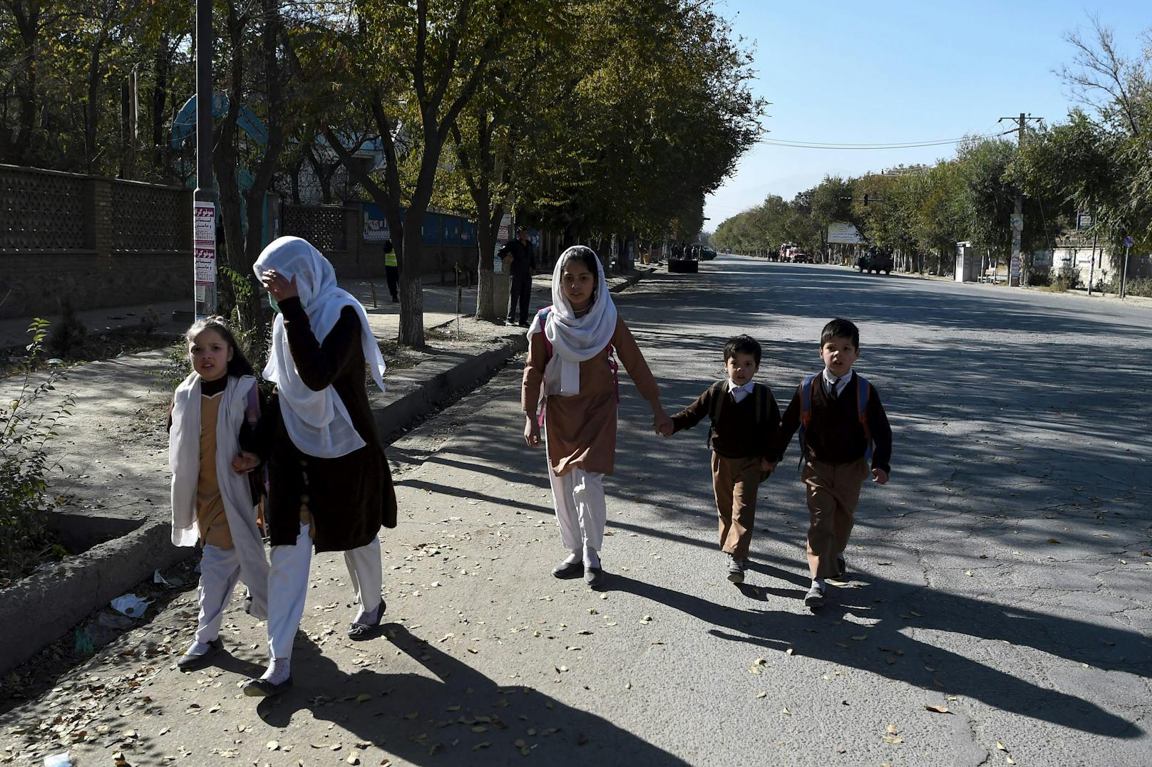Bei einem Angriff auf das Gelände der Universität von Kabul sind nach Angaben des afghanischen Innenministeriums mindestens 19 Menschen getötet und 22 weitere verletzt worden.