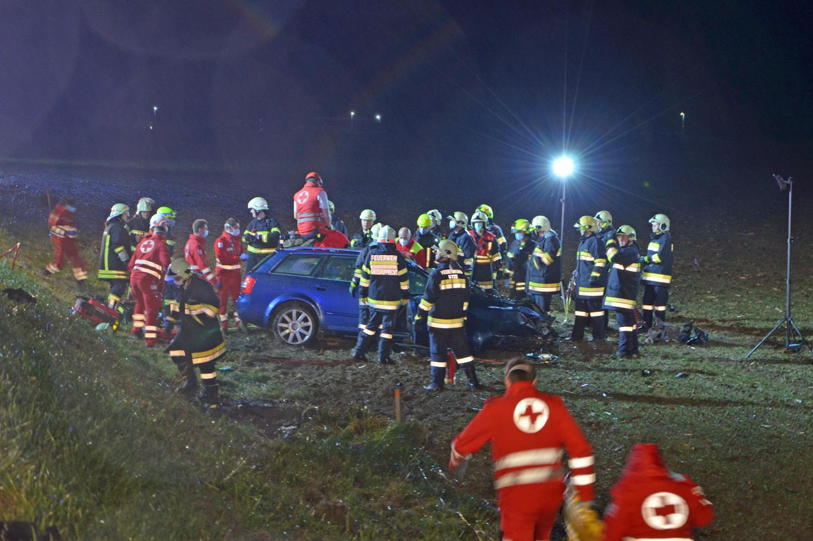 Schwerer Unfall: Pkw und Kleinbus kollidierten