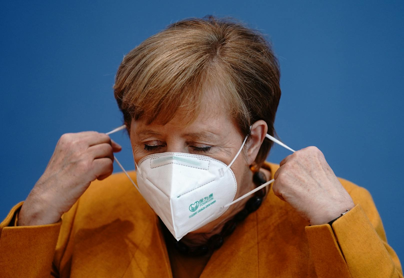 "Wenn wir das einen Monat mit aller Konsequenz durchhalten, kann das in dieser zweiten Welle ein Wellenbrecher sein", sagte Merkel.