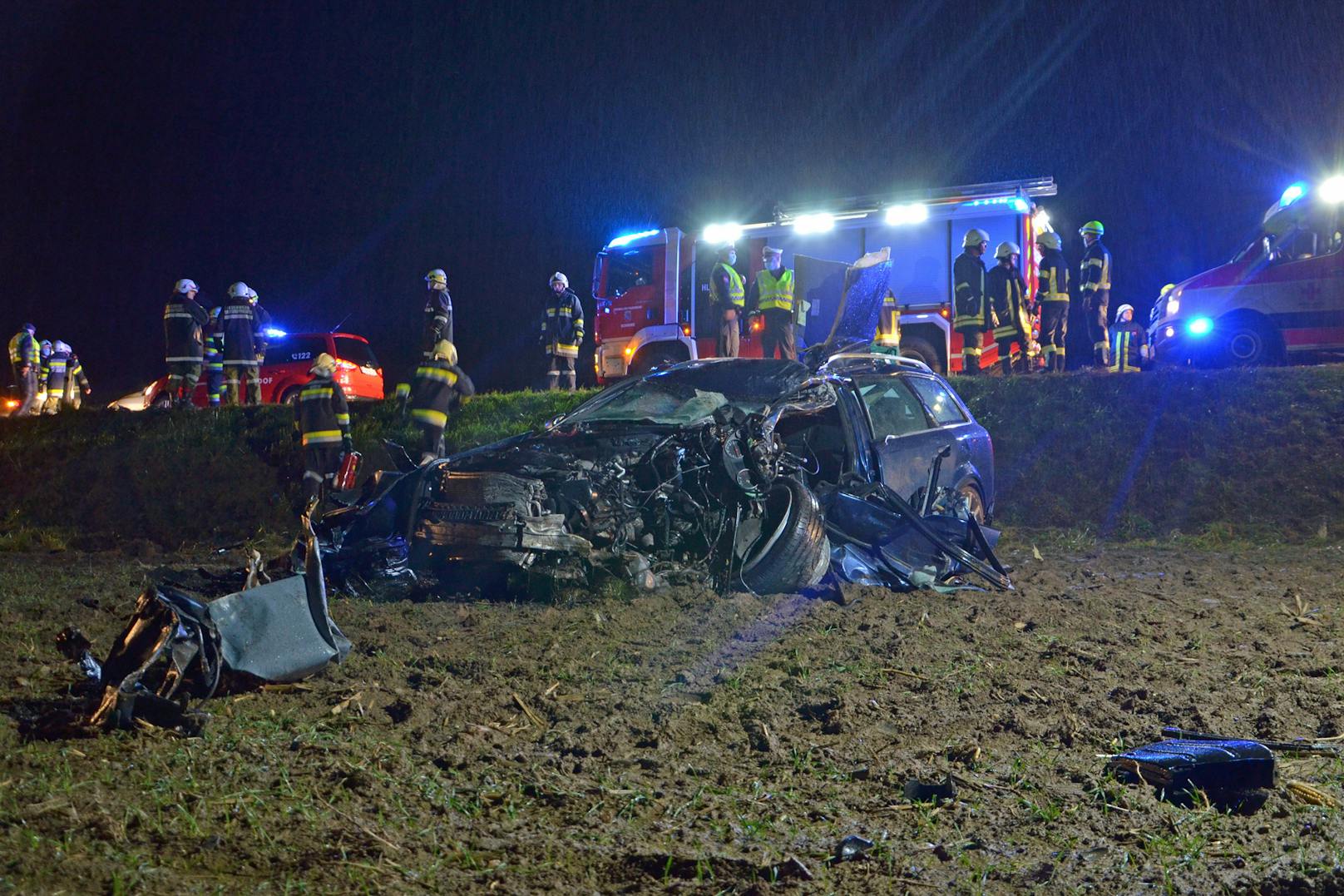 Schwerer Unfall: Pkw und Kleinbus kollidierten