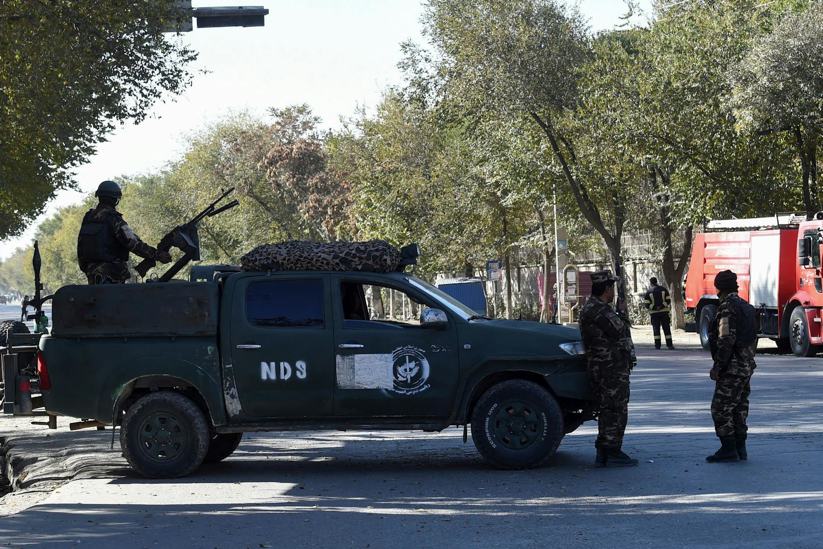 Den Angaben zufolge hatten drei Bewaffnete das Areal gestürmt und sich sechs Stunden lang ein Feuergefecht mit afghanischen Eliteeinheiten geliefert. Der Einsatz dauere weiter an, hieß es.